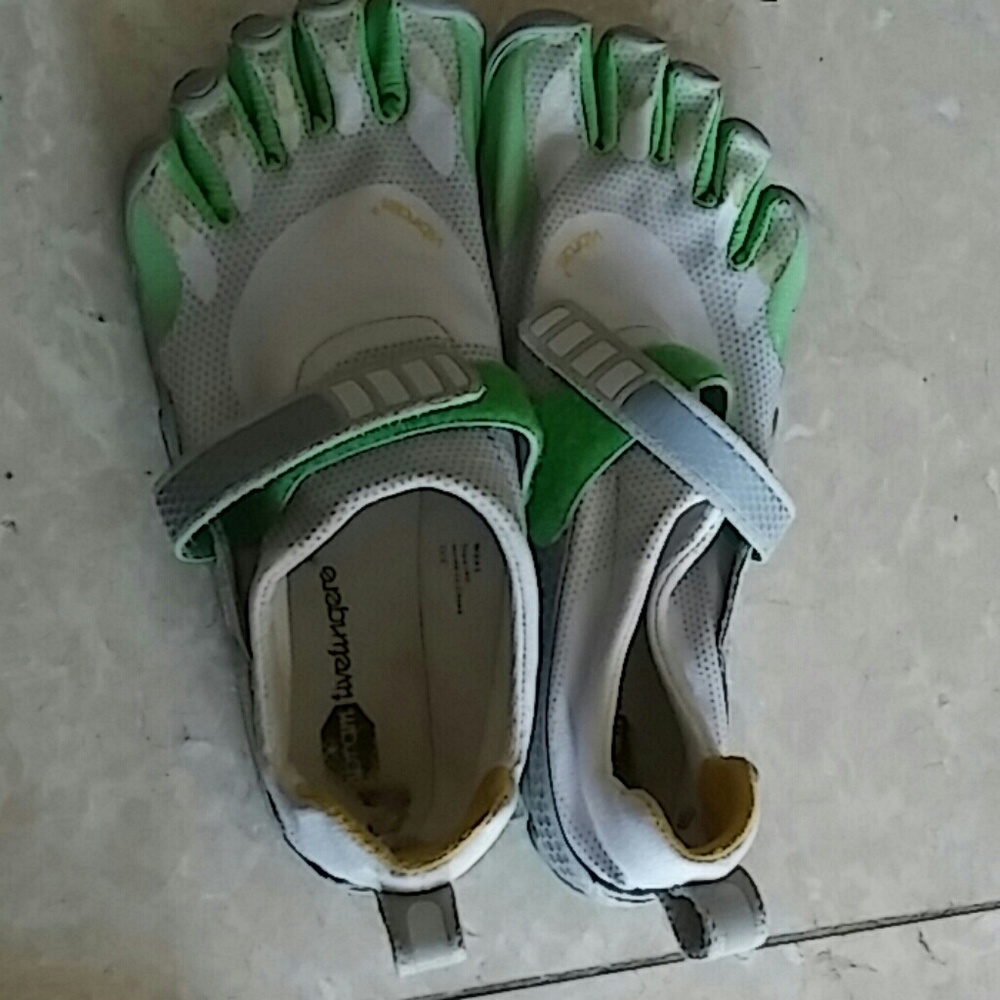 Women size 10 vibram shoes